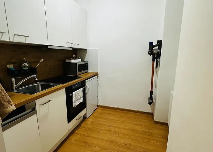Cozy Flat Near Main Station & Center דירה